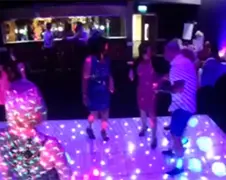 Man in club poept in broek terwijl hij indruk probeert te maken