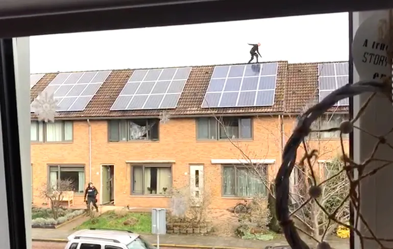 Man in IJsselmuiden klimt op dak om aan arrestatieteam te ontsnappen