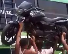 Man in India tilt motor op bus...