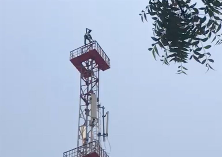 Man in India ziet het niet meer zitten en springt van telefoonmast