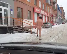 Man in Krasnojarsk heeft echt schijt aan de kou!