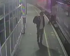 Man in Manchester valt onder rijdende trein...