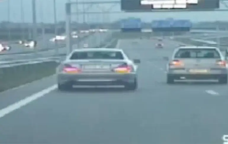 Man in Mercedes denkt dat hij Max Verstappen is