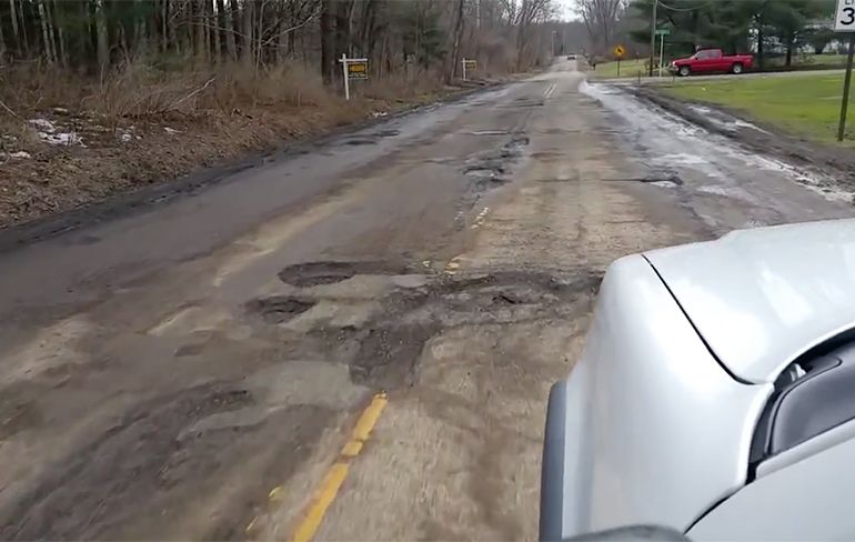 Man in Ohio ergert zich groen en geel aan gaten in het asfalt