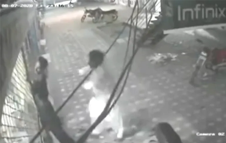 Man in Pakistan heeft heel helder moment en redt iemand van elektrocutie