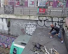 Man in Parijs springt op rijdende trein