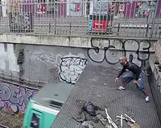 Man in Parijs springt op rijdende trein
