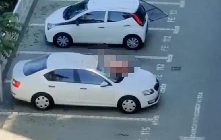 Man in Roemenië springt van balkon op auto, weigert daarna medische zorg