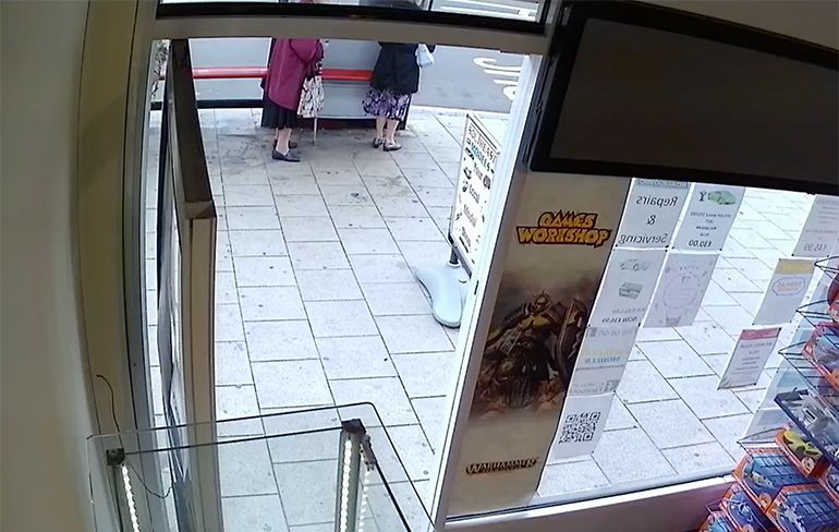 Man in rolstoel rijdt twee oudere vrouwen omver