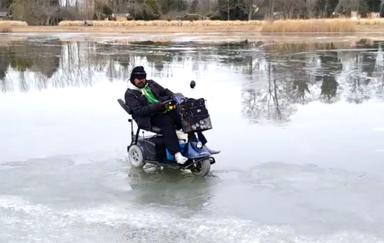 Man in Rotterdam vermaakt zich opperbest op ijs met scootmobiel