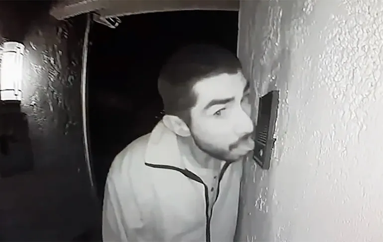 Man in Salinas heeft rare fetish: Deurbel likken...