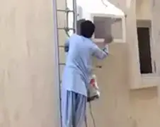 Man India werkt op hele hoge ladder