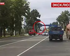 Man knock-out na kus van haak op kraanwagen