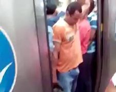 Man krijgt last van ouderwetse boner bij Metro