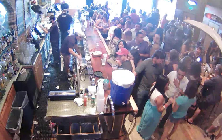 Man laat vrouw onguur hard kennismaken met zijn elleboog