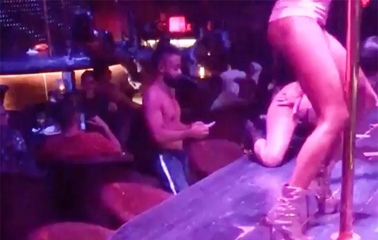 Man laat zich een beetje meeslepen in stripclub, uitsmijter grijpt in