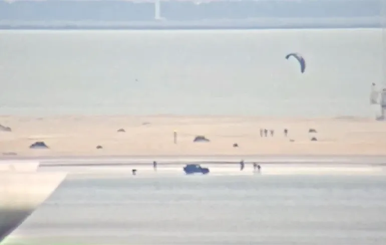 Man maakt salto's met Mercedes Benz AMG G63 op het strand van Kijkduin