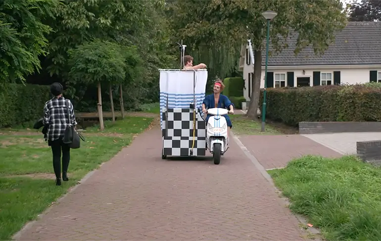 Man man man: Bucket Boys maken rijdende douche