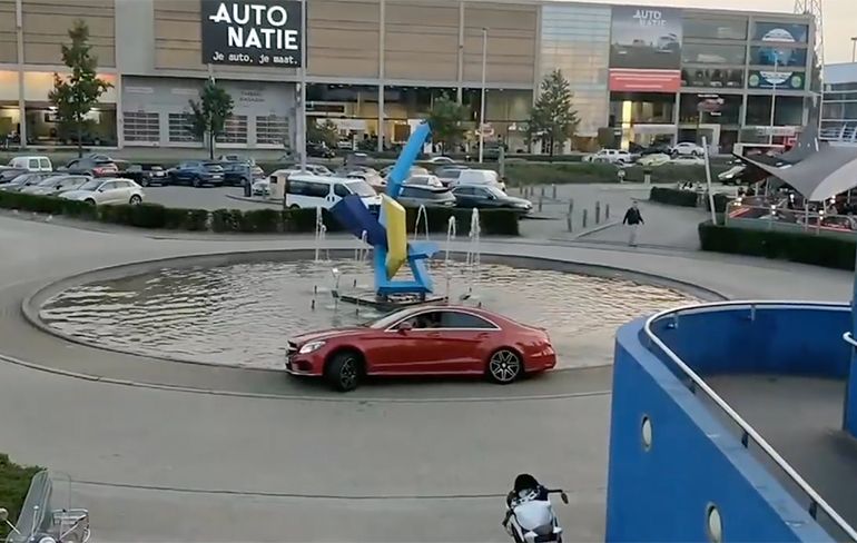 Man man man, domme automobilist rijdt zijn auto in fontein in Antwerpen