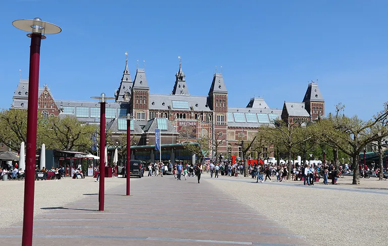 Man man man, Nelke fietst naakt over Museumplein uit protest tegen rechtse politiek