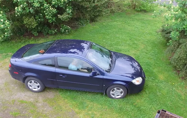 Man met drone betrapt vriendin op vreemdgaan in auto