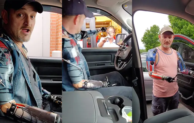 Man met prothetische armen laat zien hoe hij auto rijdt