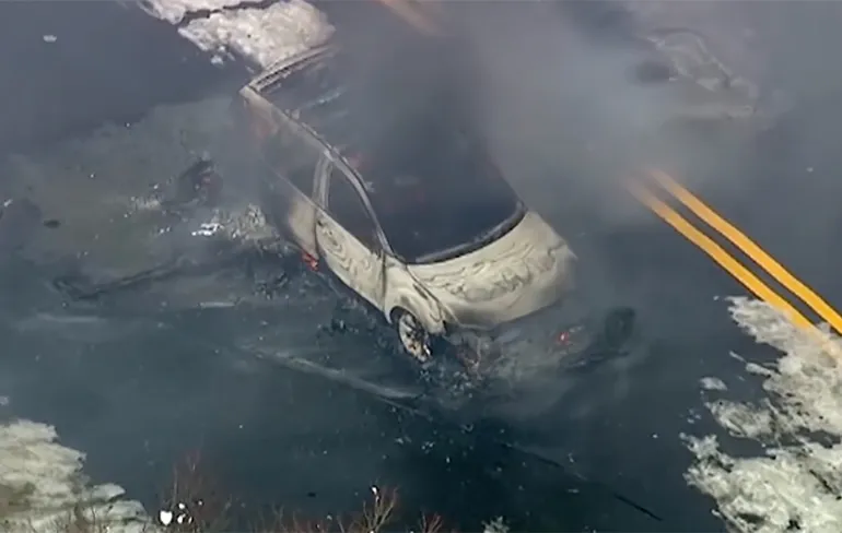 Man negeert wegversperring en wordt geroosterd in auto in New Jersey