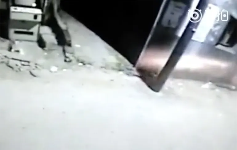 Man op motor ziet telefoonpaal over het hoofd