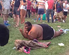 Man op Pitchfork Music Festival heeft wat drugs op...
