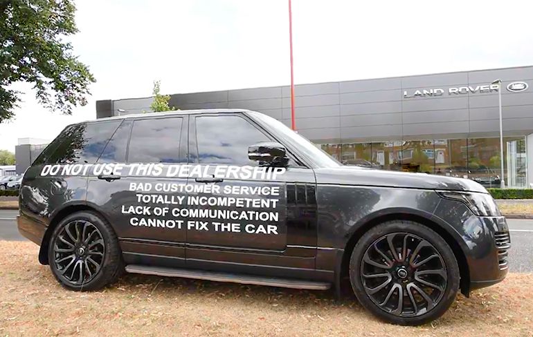 Man parkeert Land Rover met klachten voor de deur van dealer