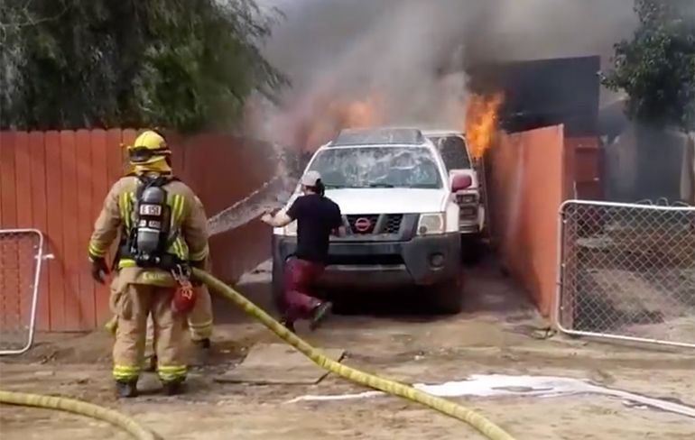 Man rent brandend huis in om zijn hond te redden