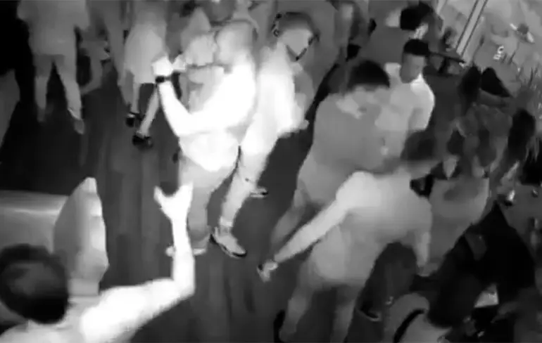 Man slaat aantal mensen knock out in club in Russische stad Tambov