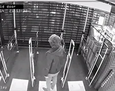 Man sluit zichzelf op in Media Markt