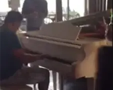 Man speelt Dr. Dre Mashup op piano in een bar