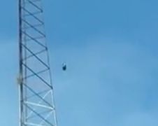 Man springt van TV toren