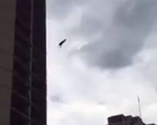 Man springt van wolkenkrabber in Philadelphia
