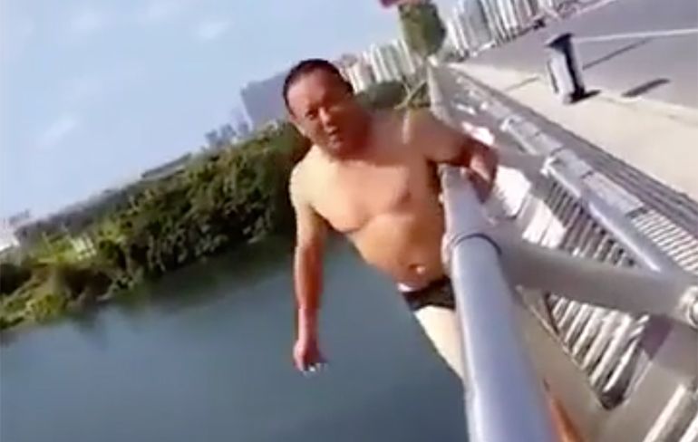 Man springt voor de laatste keer van zijn leven van een brug