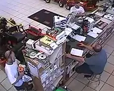 Man stopt kettingzaag in broek en loopt winkel uit...