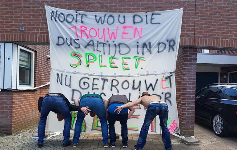 Man toch getrouwd, vrienden hebben zijn huis verbouwd