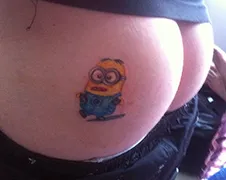 Man uit Drenthe laat Minion op kont tatoeëren