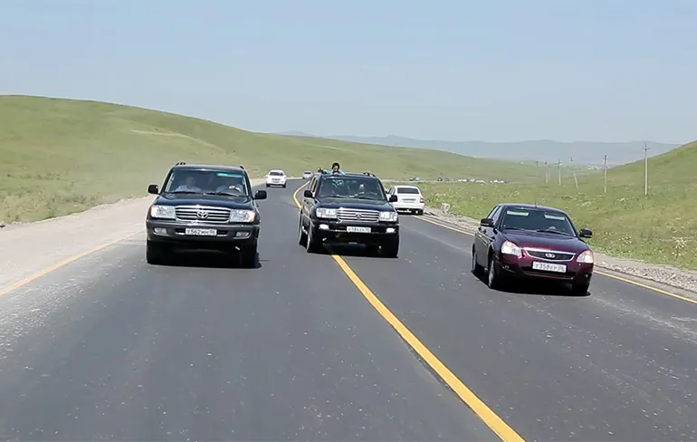 Man uit driftende auto geslingerd, maar toch een happy end!
