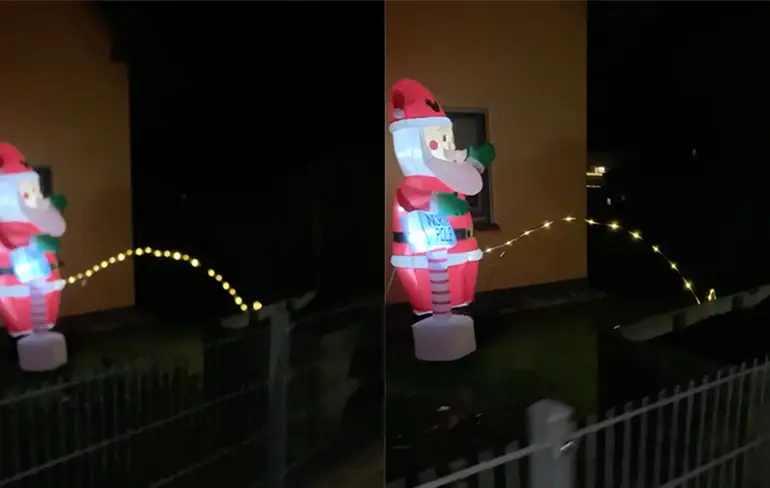 Man uit zijn frustratie over 2020 in kerstversiering buiten
