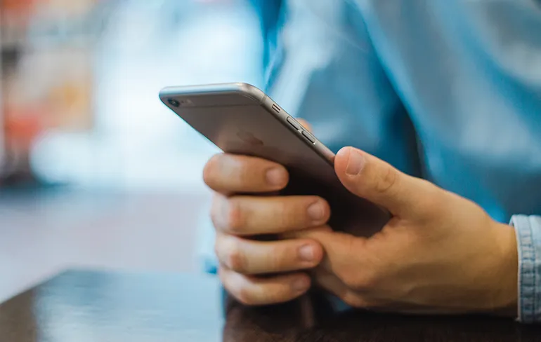 Man van de herenliefde door iPhone, eist 14.000 euro van Apple