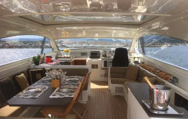 Man verkoopt naakt zijn boot op Marktplaats...