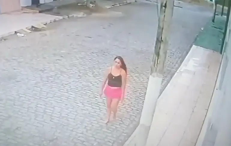Man verstopt zich voor zijn vrouw in boom