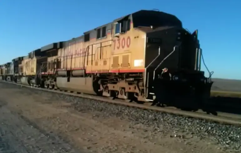 Man vindt verlaten Union Pacific locomotieven met draaiende motoren...