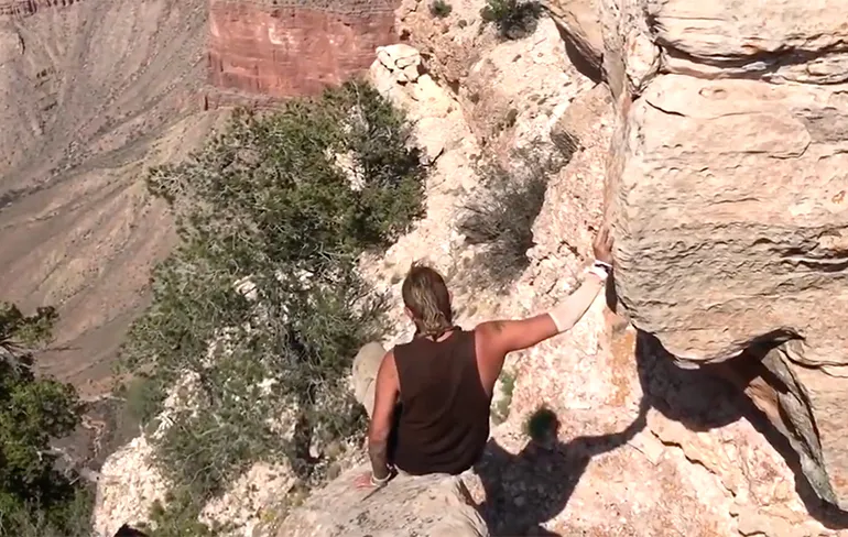 Man wil mooi uitzicht van Grand Canyon, valt 30 meter naar beneden