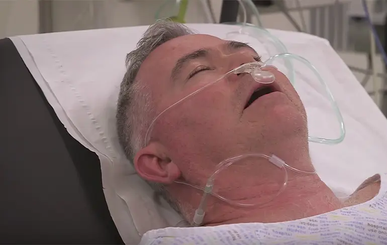 Man wordt geholpen aan enkel en krijgt ketamine als pijnstiller