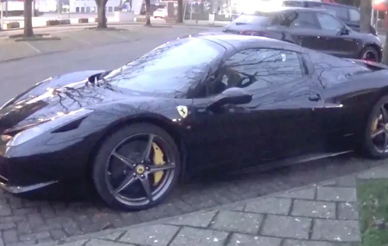Man ziet Ferrari, maar kan niet van de schoonheid genieten