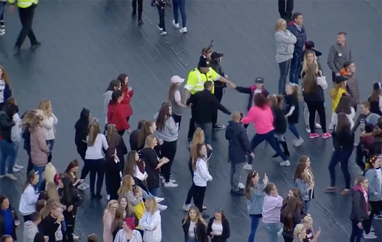 Dansende politieman tijdens One Love concert steelt de harten